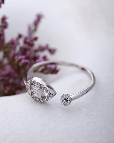 Attractive women's ring in silver
