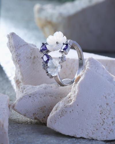 Attractive women's ring in silver