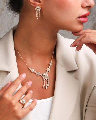 Elegant women's accessory set in gold