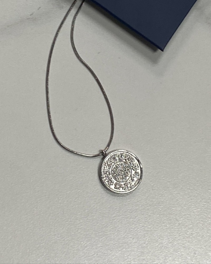 A women's gift with a design that reflects originality in silver color