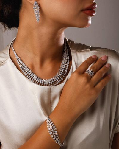Royal women's accessory set in silver and gold