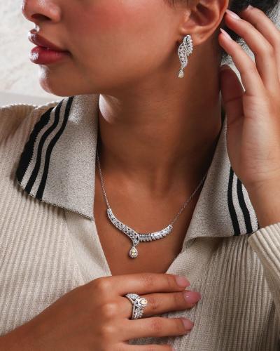 Elegant women's accessory set in silver and yellow