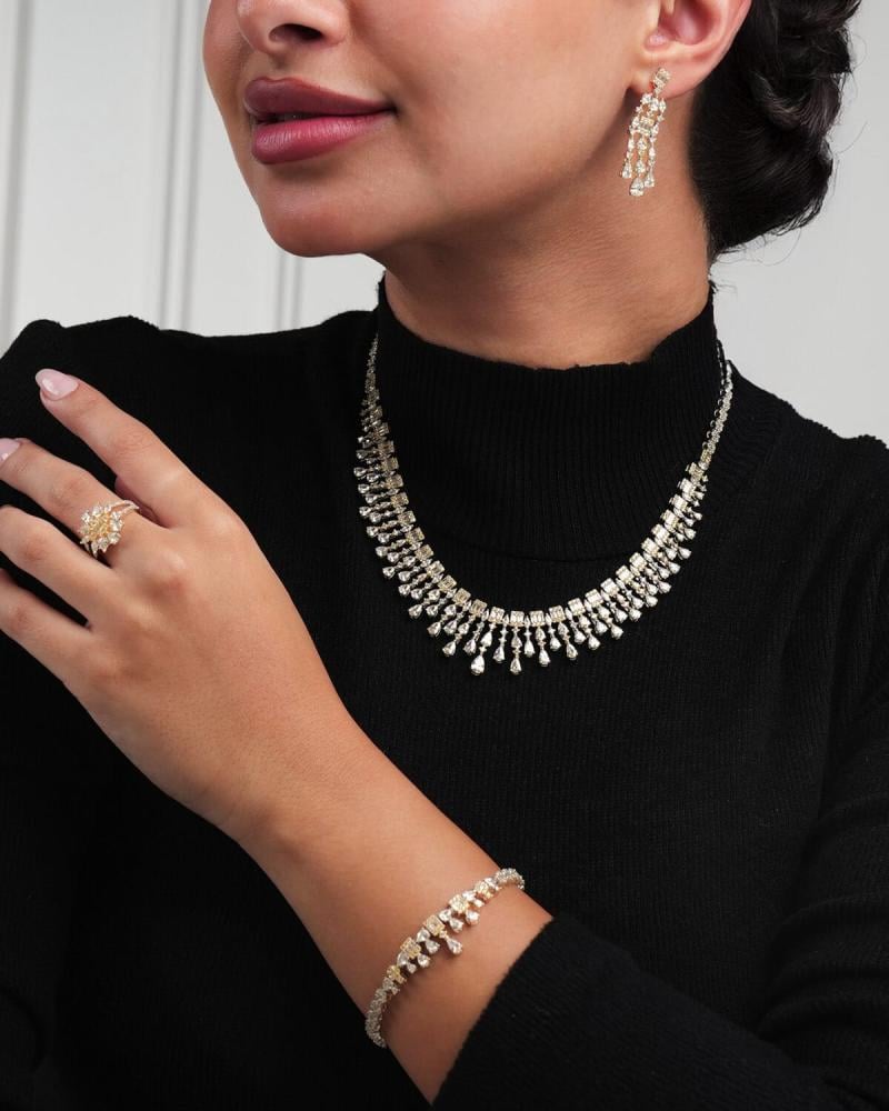 طقم نسائي  زركون مميز بلون فضي وذهبي