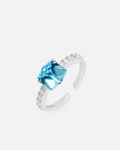 A distinctive women's ring in silver