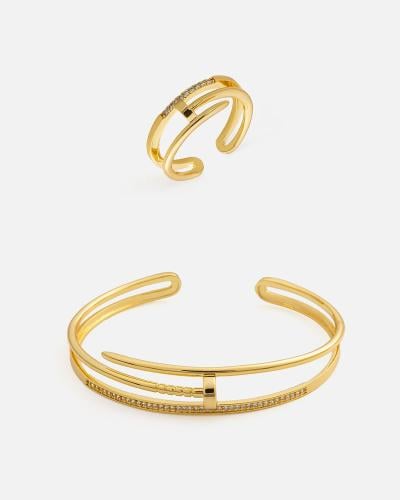 A distinctive bracelet and ring set in gold color
