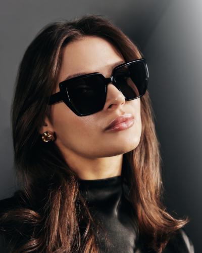 نظارة شمسية نسائية بتصميم جذاب بلون أسود