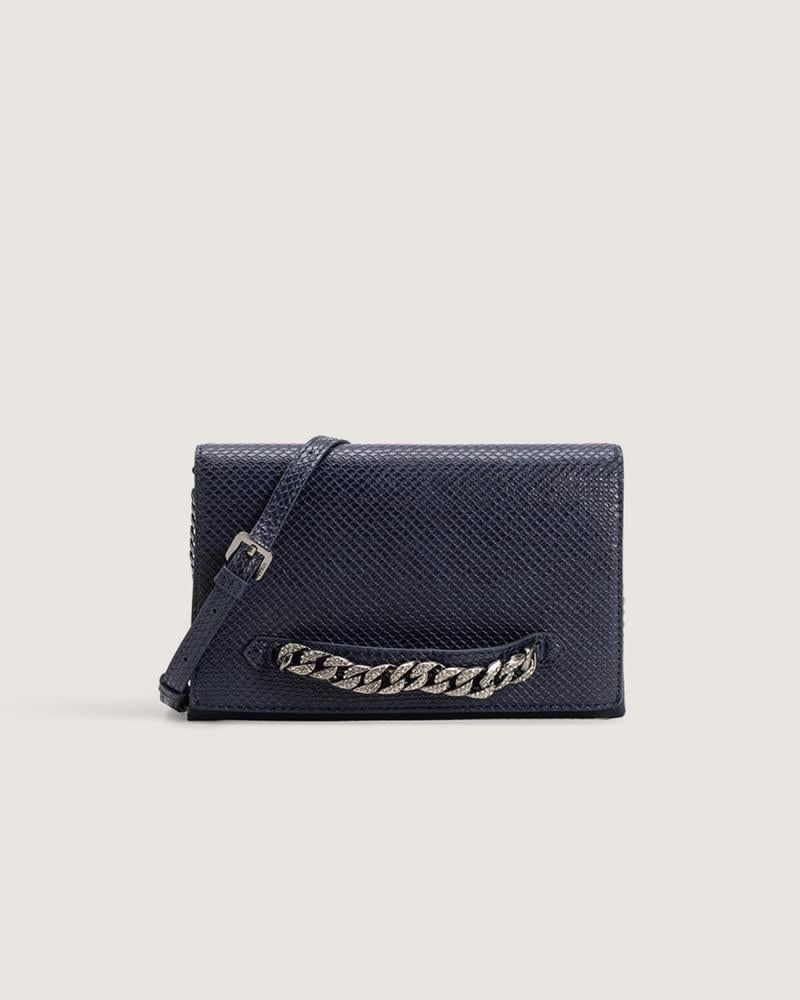 شنطة نسائية بمقاس متوسط بلون أزرق