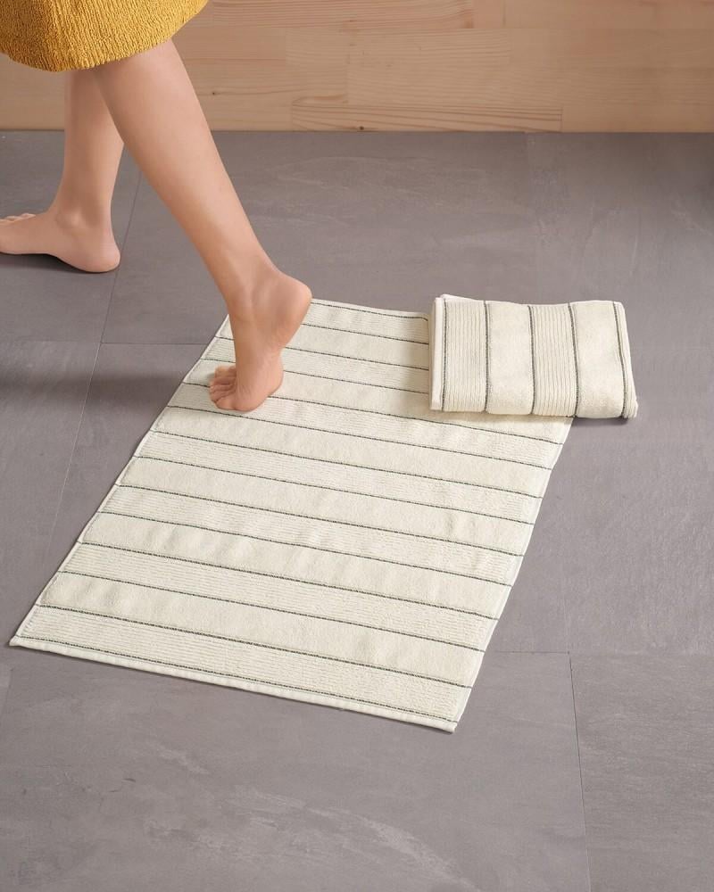 Two-piece set of white floor towels