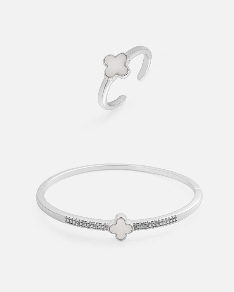 Women's bracelet and ring set with an attractive design in silver.
