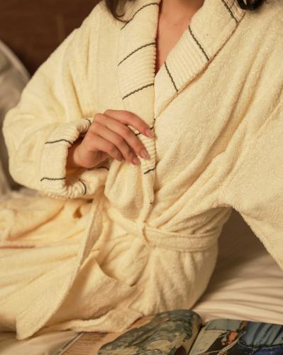 Elegant white bathrobe اختر المقاس:(M)