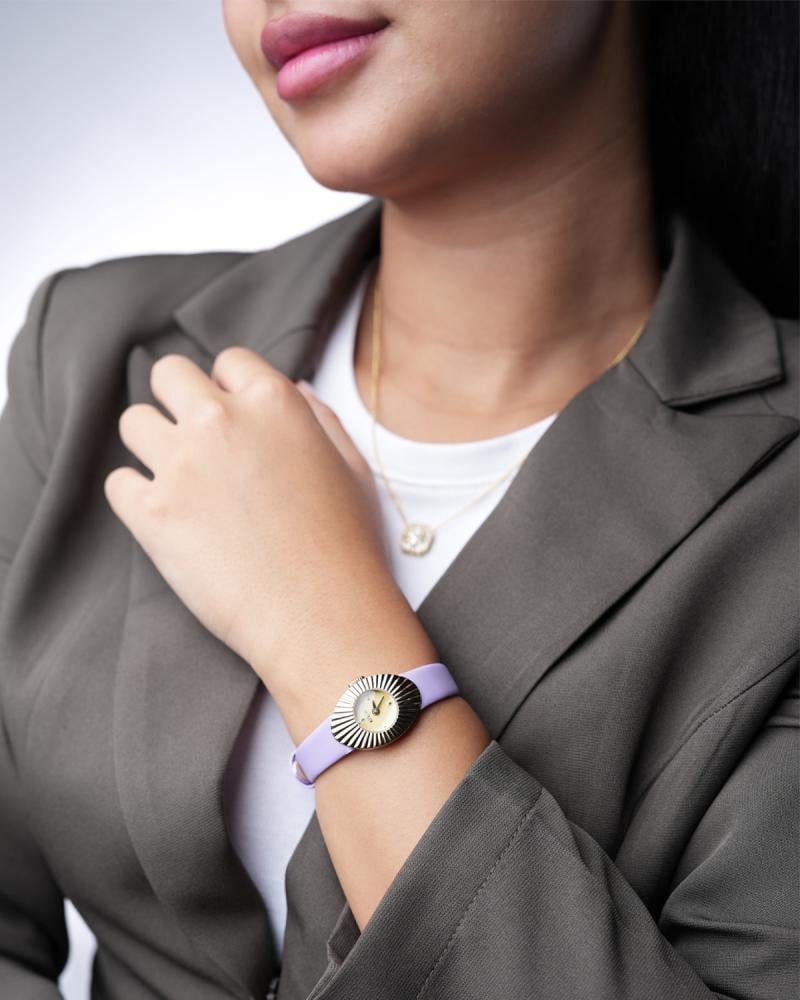 ساعة نسائية بسير جلد بلون أرجواني