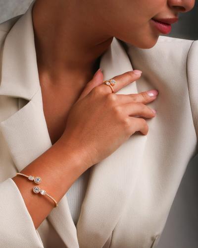 A distinctive women's set in gold