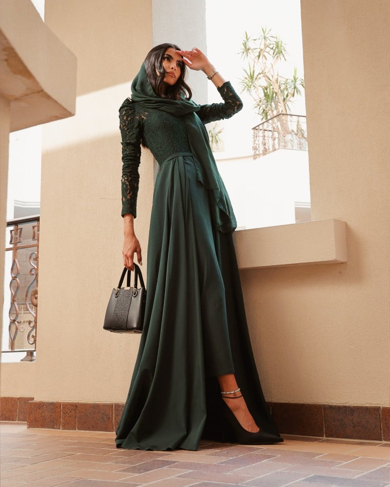شنطة نسائية بتصميم أنيق بلون أسود