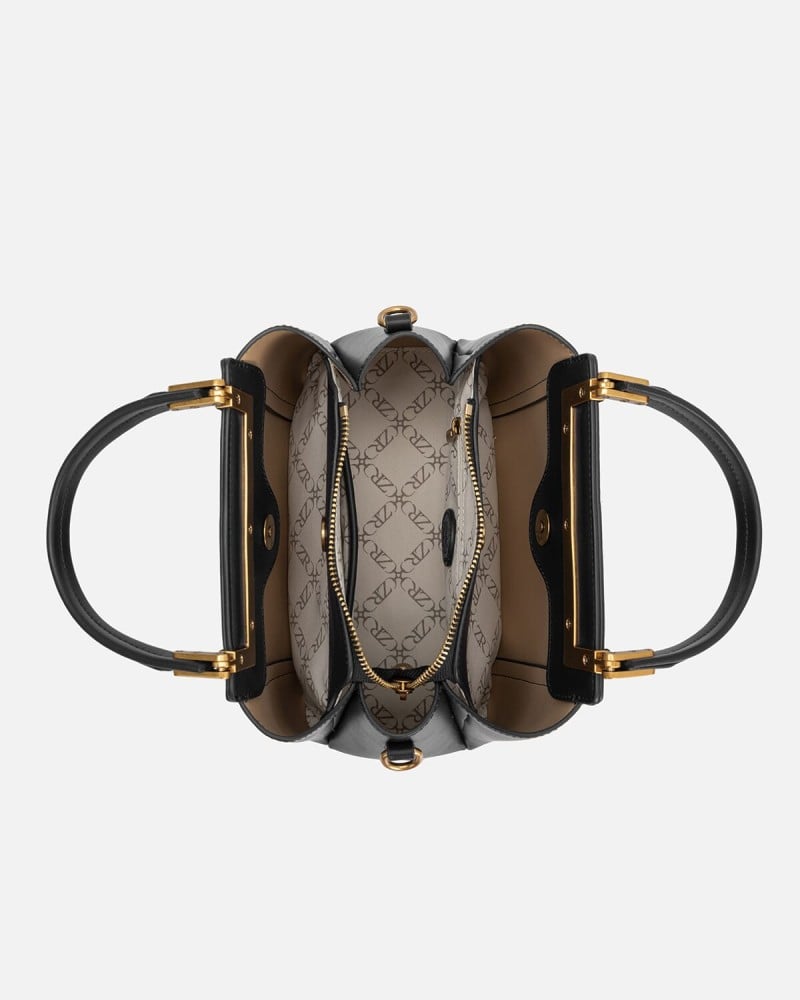 شنطة نسائية بتصميم كلاسيك بلون أسود