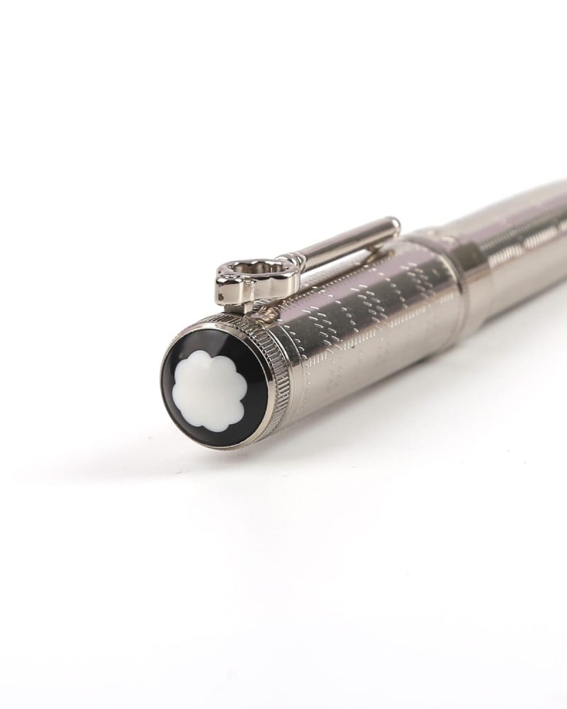 قلم رجالي كلاسيك باللون الفضي