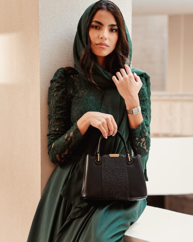 شنطة نسائية بتصميم أنيق بلون أسود