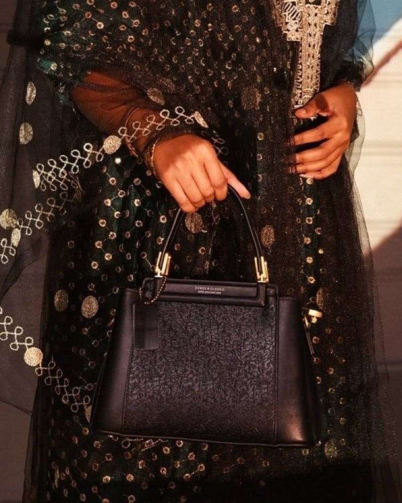 شنطة نسائية بتصميم كلاسيك بلون أسود