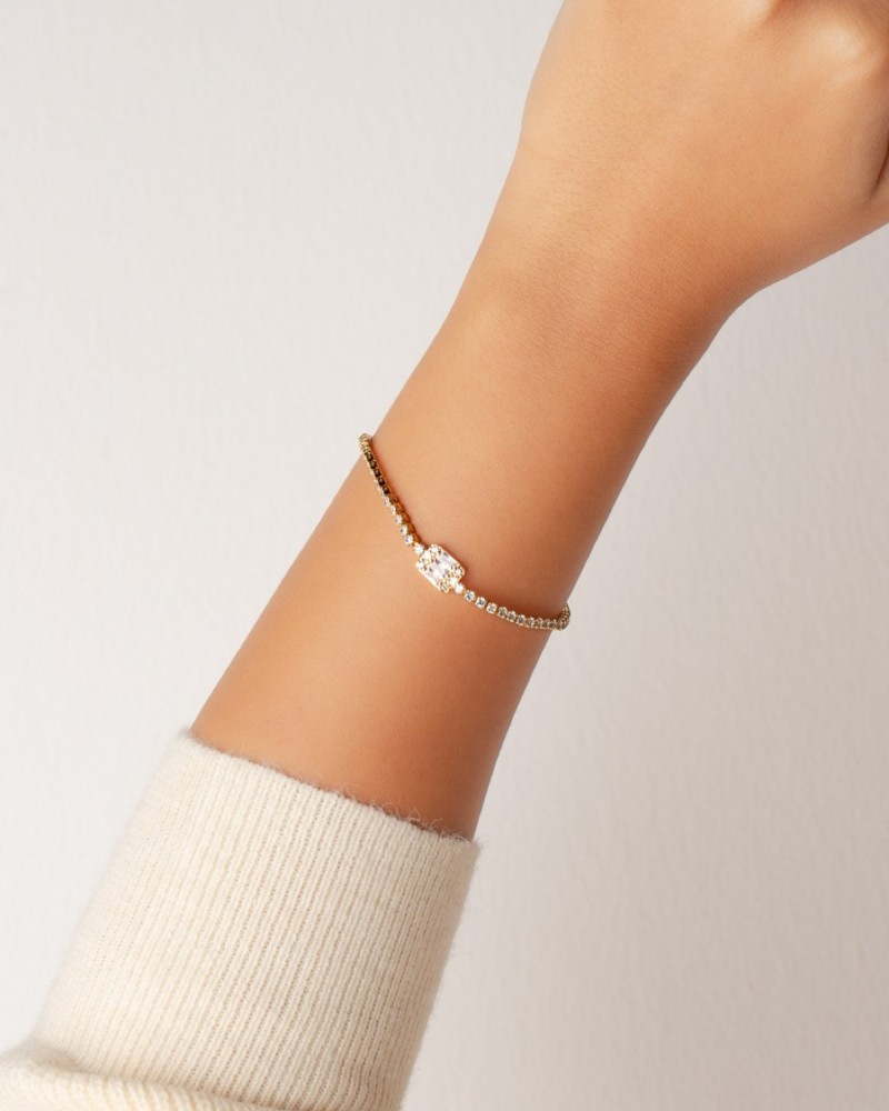 Women's bracelet with an attractive design in gold color اختر التغليف المناسب ليكتمل تفردك ب 10 ريال فقط:(ZXX510-1)