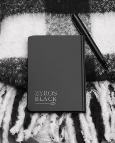 دفتر ملاحظات وقلم باللون الأسود