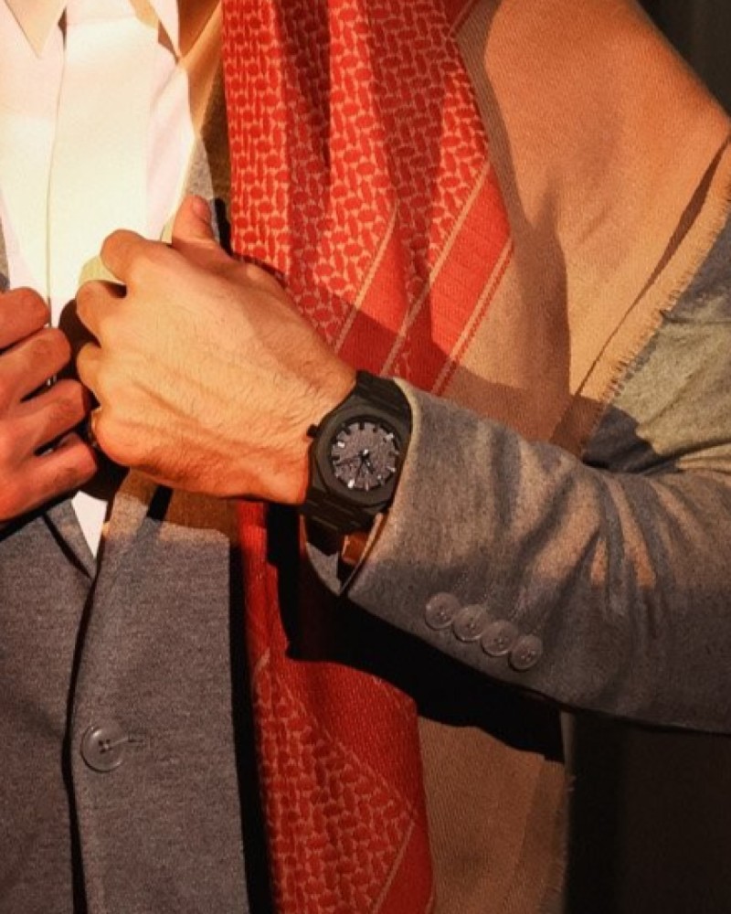 Men's watch with carbon strap, gray color