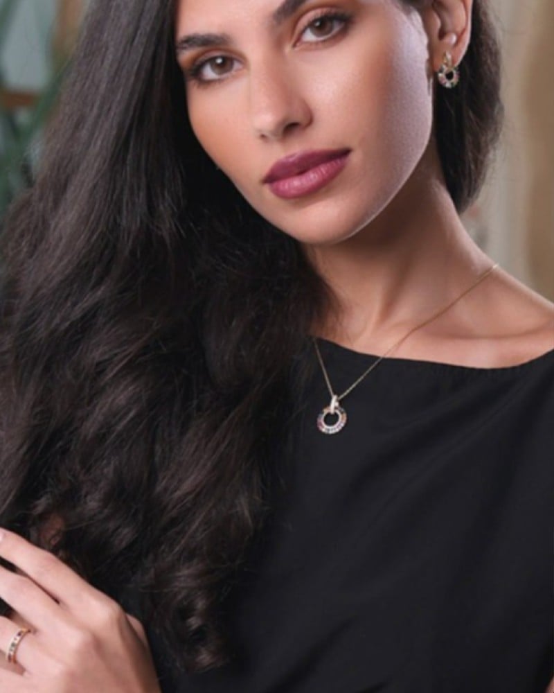 طقم نسائي أنيق باللون الذهبي