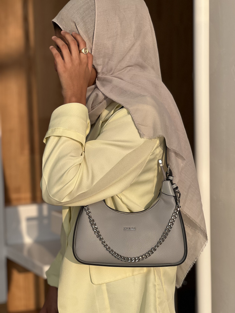 شنطة بتصميم أنيق بلون رمادي