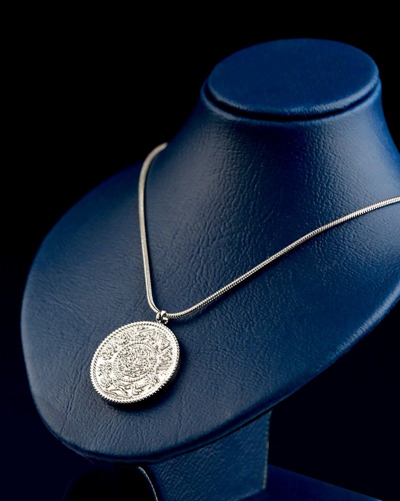 A women's gift with a design that reflects originality in silver color