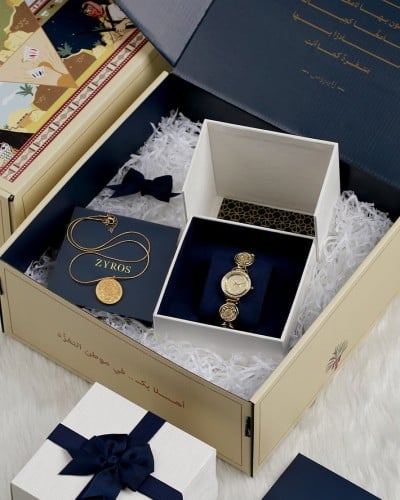 ساعة نسائية وسلسال بتصميم يترجم الأصالة بلون ذهبي