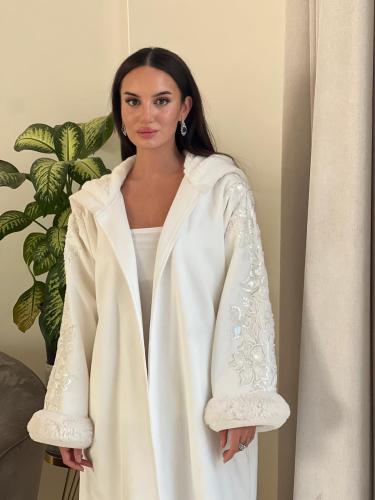 فروة عملية بيضاء مع شك على الاكمام