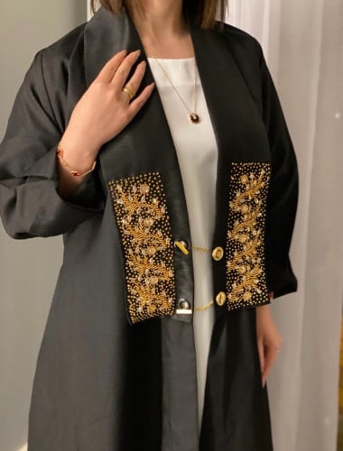 عباية فاخرة ومميزة الون اسود وعلى القبه شك ذهبي