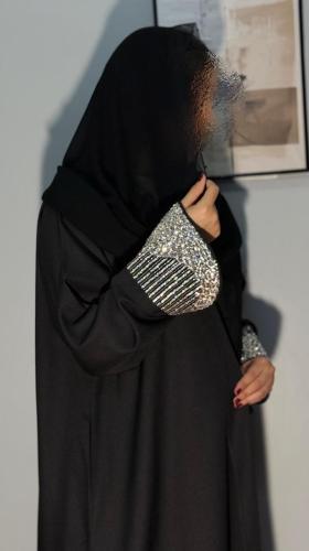 عباية فاخرة قماش كريب أسود الكم شك يدوي متقن