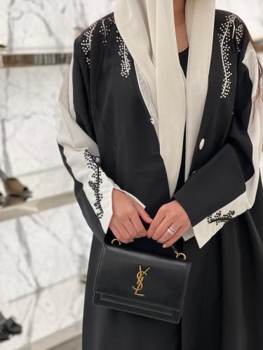 عباية فاخرة القماش كريب كتان اسود مع سكري وشك