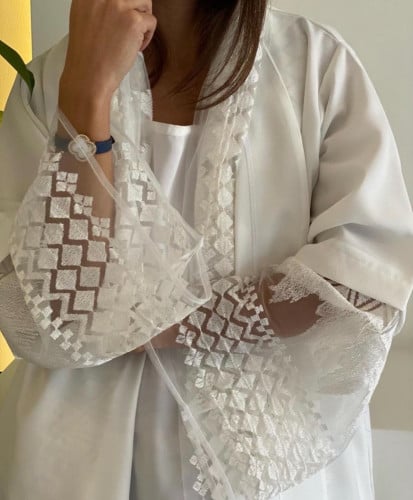 عباية مميزة اللون سكري والأكمام تطريز