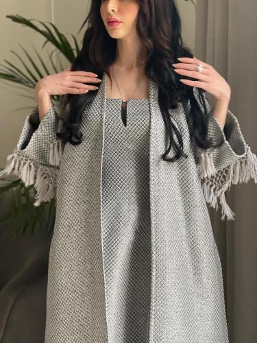 عباية فاخرة اللون رمادي مع تفاصيل مميزة