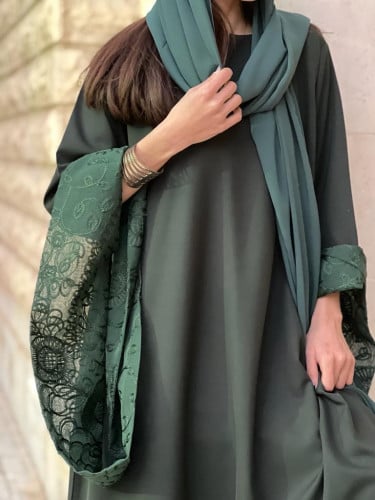 فستان مميز اللون زيتي والاكمام دانتيل مطرز