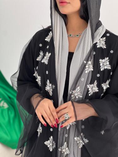 عباية فاخرة طبقتين كريب وتل اسود مع شك فضي