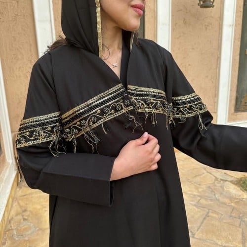عباية فاخرة اللون اسود مع تطريز ذهبي