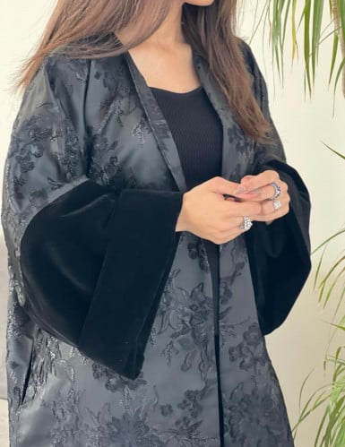 عباية شتوية فاخرة القماش تفته مشجر اسود والأكمام مخمل اسود