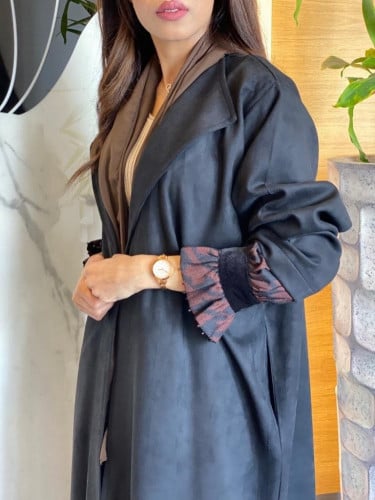 عبائة شتوية القماش شامواة اسود وشك اسود على الأكمام