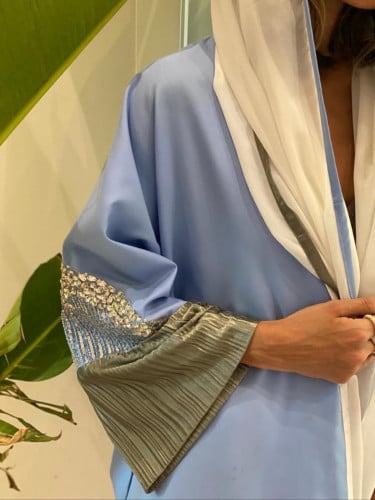 عباية فاخرة باللون السماوي مع شك فضي