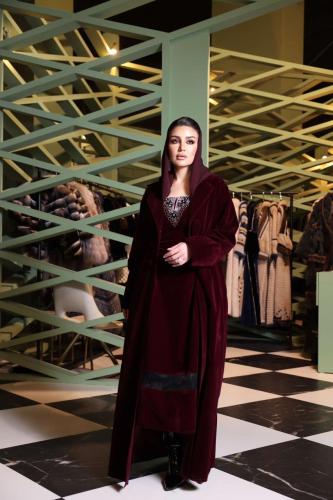 عباية شتوية فاخرة القماش مخمل عنابي ( طقم فستان وعباية وطرحة)