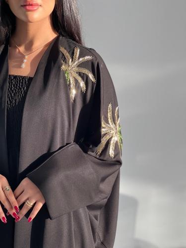 عباية مميزة اللون اسود مع شك فضي واخضر