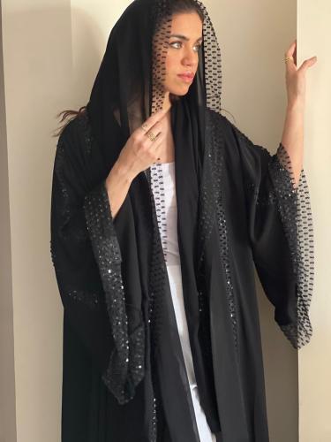 عباية صيفية باردة القماش حرير اسود وعلى الأكمام والطرحة شك اسود