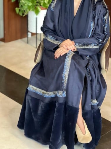 عباية شتوية مميزة القماش شامواة وفرو كحلي