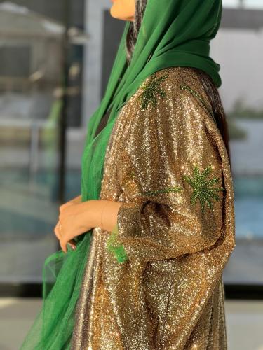 عباية مميزة قصة بشت اللون ذهبي مع اخضر وشك