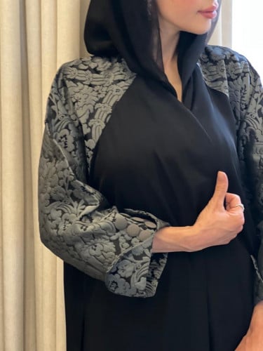 عباية صيفية باردة القماش كريب حرير اسود و الأكمام تفته اسود مشجر رمادي