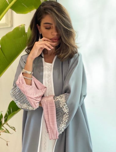 عباية فاخرة باللون الرمادي مع شك فضي