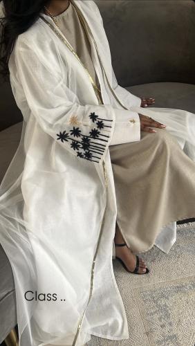 طقم 5 قطع ( عباية لنن ابيض - تل ابيض - فستان داخلي - طرحة - سلسال )