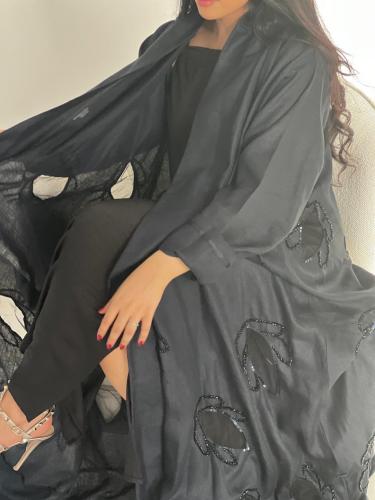 طقم عباية فاخرة ( عباية القماش لنن اسود مع شك وتطريز وفستان داخلي وطرحة)