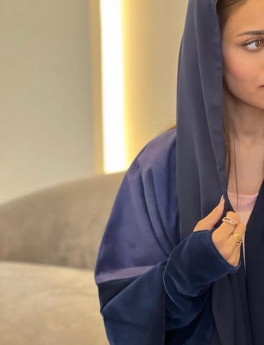 عباية شتوية عملية القماش شامواه كحلي والاكمام مخمل كحلي مع قلفز مخمل